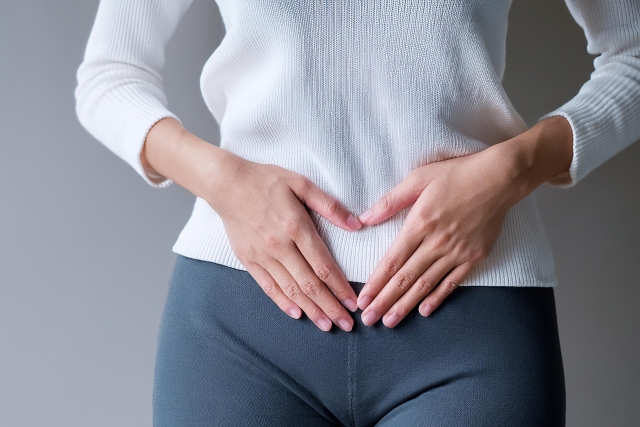 チネイザン施術で下腹部マッサージをおこない血流を良くして女性ホルモン分泌を高めます。男性施術になります。